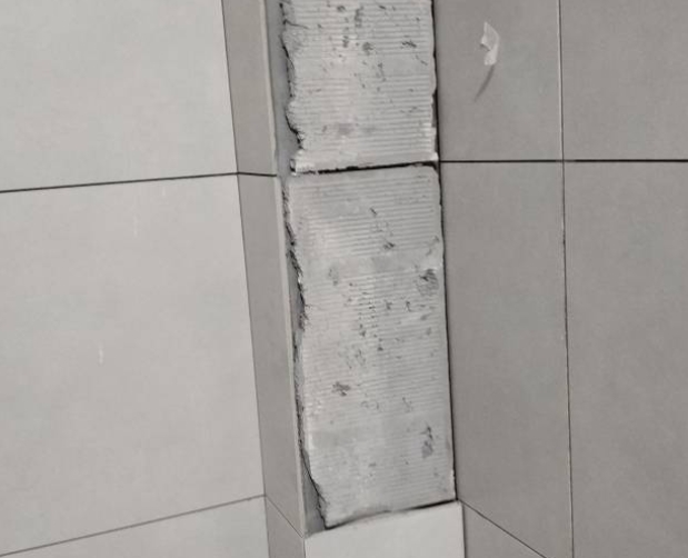 崇阳瓷砖空鼓维修公司分享下瓷砖施工前基层浇水润湿程度不足，可能导致以下问题
